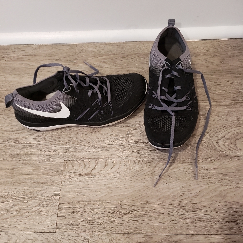 Nike sneakers size 7